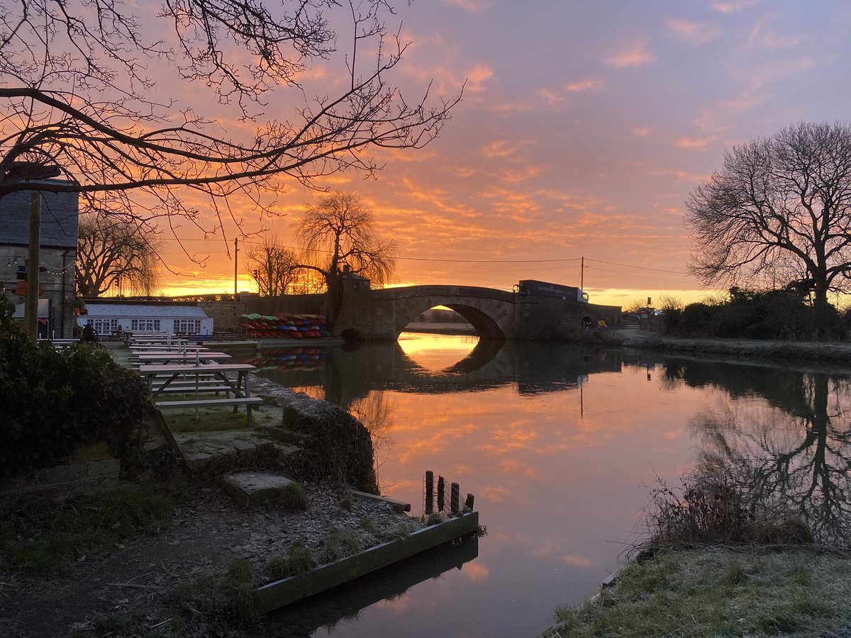 vancoolie's tweet photo. @HWarlow Lechlade Sunrise at Halfpenny Bridge https://t.co/I2kRTTdcqk