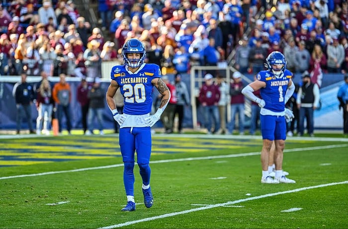 The Jackrabbit cornerback group is thick with competition in camp.  It's a good mix of guys who have been developing and transfers who have a variety of experience.  Learn about them here! #GoJacks 

jackrabbitillustrated.com/2025-position-…