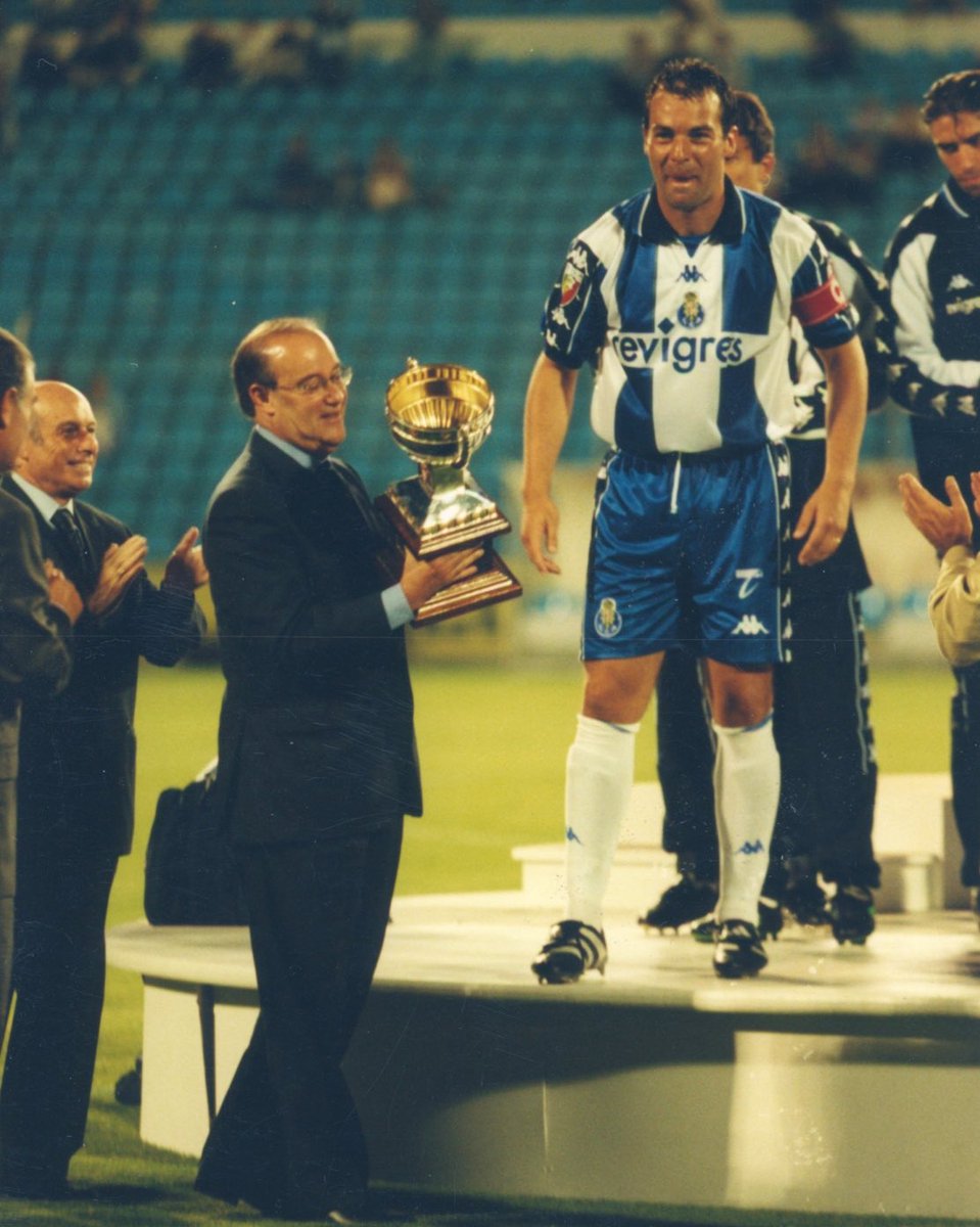 fabiotxsilva's tweet photo. Será por vocês.

Tudo o que fomos, seremos. Por vocês.
Tenho plena convicção disso.
Pelo que deixaram. Pelo que representaram. Pelo que nos ensinaram.
Vamos pegar na dor e moldá-la em força.
Unir o universo azul e branco.
Lutar com a alma de quem tem um legado a defender.
E continuar. Sempre.

Segunda-feira estarei lá. De pé. De alma cheia. 
Como vocês me ensinaram.

#E2ERNO #JorgeCosta #PintodaCosta #FCPorto
