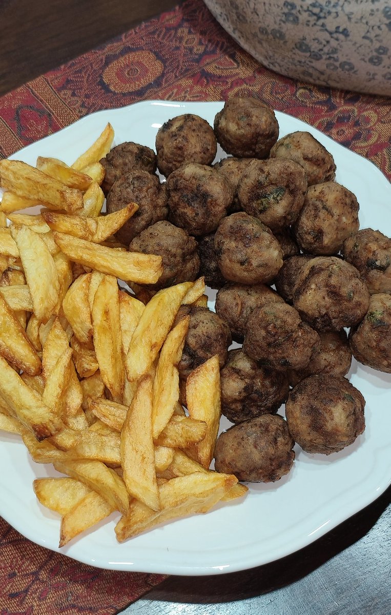 Τετάρτη και κεφτεδάκια πάει? 
Άμεεεε 😋😋😋😋
Καλό μεσημέρι παιδια❤