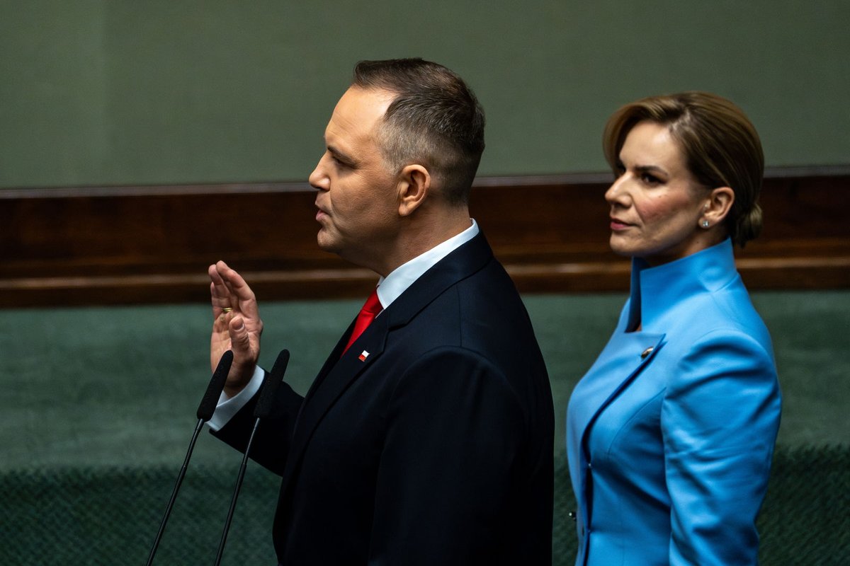 businessamfr's tweet image. Le politicien conservateur Karol Nawrocki prête serment en tant que nouveau président polonais fr.businessam.be/le-politicien-… #KarolNawrocki #PolitiquePolonaise #Elections2023 #Conservatisme #PrésidentPolonais