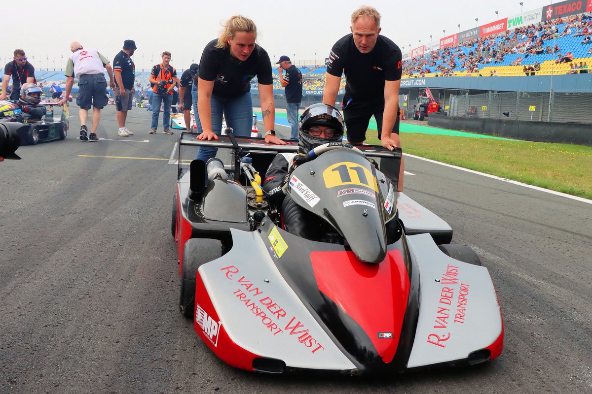 GP Magazine (@gp_magazinenl) on Twitter photo 250 kilometer per uur.
Ook Jan Lammers en Jeroen Bleekemolen starten aanstaand weekend tijdens de Racing Day op TT Circuit Assen in de Dutch Superkart Grand Prix. 
Allard Kalff maakte ze enthousiast nadat hij vorig jaar zelf al in zoβn razendsnelle kart stapte. 250 kilometer per uur.
Ook Jan Lammers en Jeroen Bleekemolen starten aanstaand weekend tijdens de Racing Day op TT Circuit Assen in de Dutch Superkart Grand Prix. 
Allard Kalff maakte ze enthousiast nadat hij vorig jaar zelf al in zoβn razendsnelle kart stapte.
