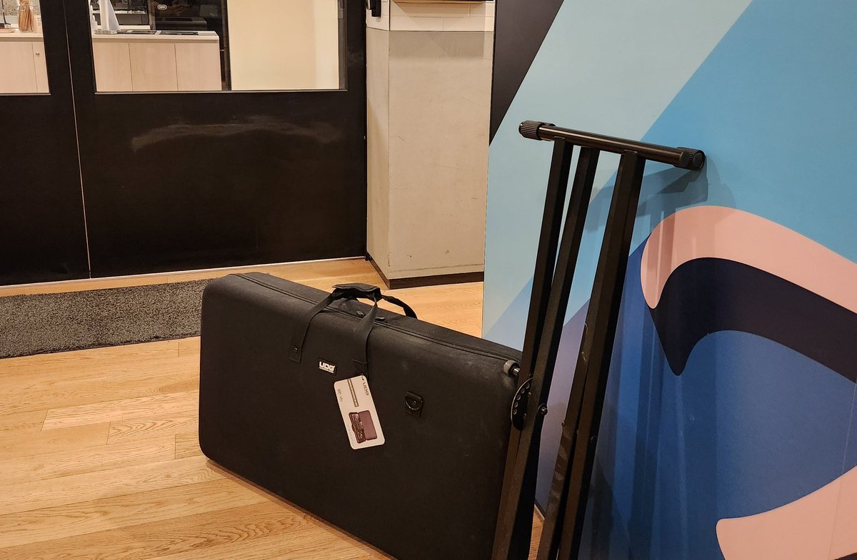 숨막히던 스케줄 드디어 한숨 돌리고 홍대로 이사 시작.
우선 최애(?) XDJ-XZ부터!