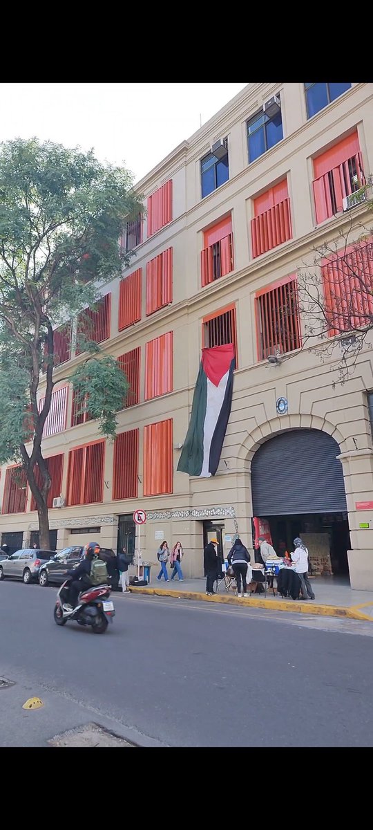 Hay que echar a la mierda al decano de la facultad de filosofía y letras