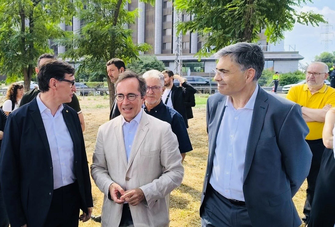 🚍 El nou carril bus de la B-23 és una victòria històrica per a #FECAV.

🗣️ Portem 25 anys reclamant aquesta infraestructura clau per agilitzar el transport públic entre el Baix Llobregat i Barcelona.

🔗 T'ho expliquem: fecav.es/ca/fecav-assis…

#viatgemjunts #CarrilBus