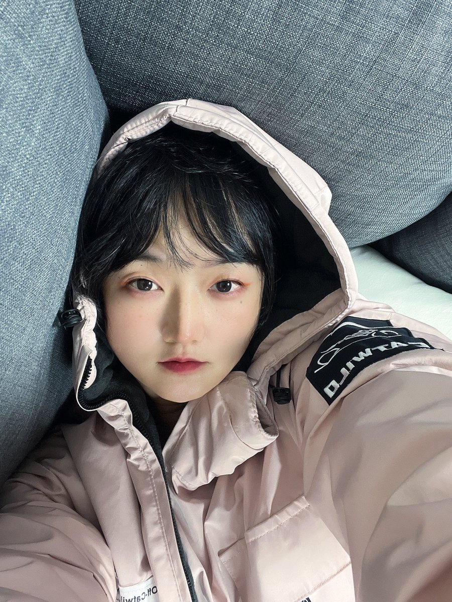 에어컨 인버터는 껐다 켰다 하는거보다 계속 켜두는게 전기세 덜나온다는데 희망 25도로 맞춰도 너무 추워서 패딩원피스 입고 있어. 이거 맞아? 🥶😇😂