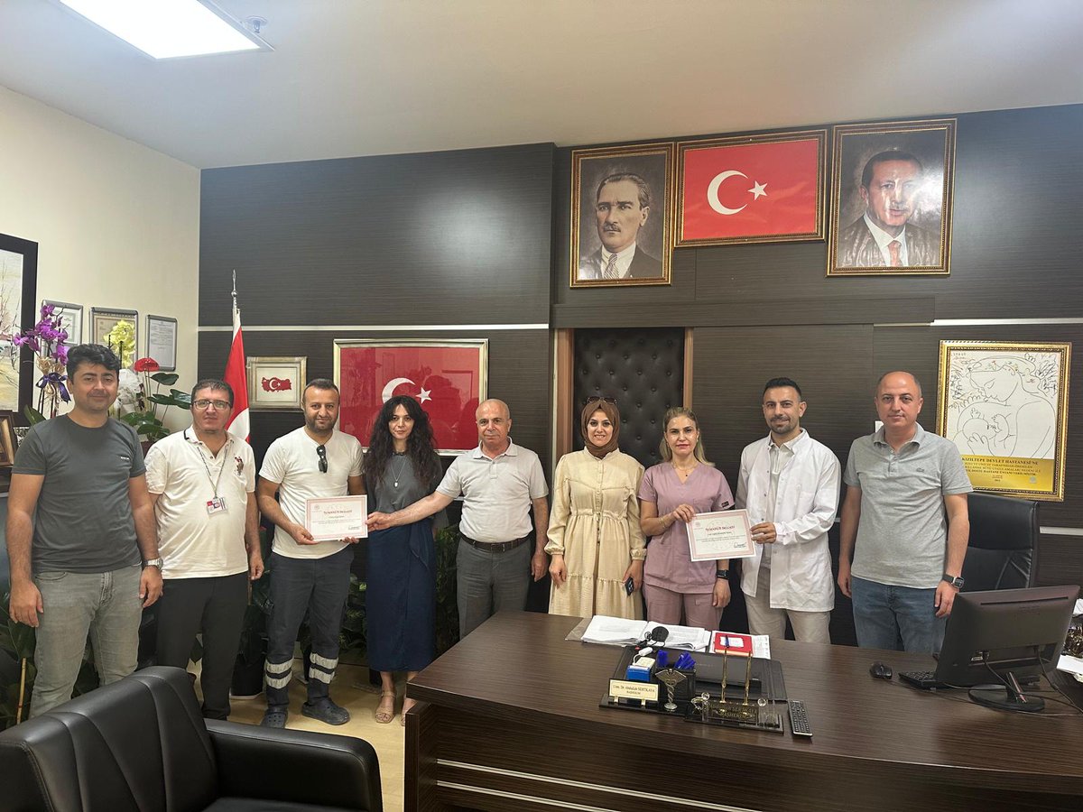 Kızıltepe Devlet Hastanesi (@kiziltepedh) on Twitter photo İl Sağlık Müdürlüğümüz Kamu Hastaneleri Hizmetleri Başkanı Dr. Hasan TİMURAĞAOĞLU
ve Yöneticilerimiz tarafından, Evde Sağlık Hizmetleri ve hasta nakil Birimileri personellerimize özveri ve başarılı çalışmalarından dolayı teşekkür belgesi takdim edildi.
<a href="/sbkhgm/">Kamu Hastaneleri Genel Müdürlüğü</a> İl Sağlık Müdürlüğümüz Kamu Hastaneleri Hizmetleri Başkanı Dr. Hasan TİMURAĞAOĞLU
ve Yöneticilerimiz tarafından, Evde Sağlık Hizmetleri ve hasta nakil Birimileri personellerimize özveri ve başarılı çalışmalarından dolayı teşekkür belgesi takdim edildi.
<a href="/sbkhgm/">Kamu Hastaneleri Genel Müdürlüğü</a>