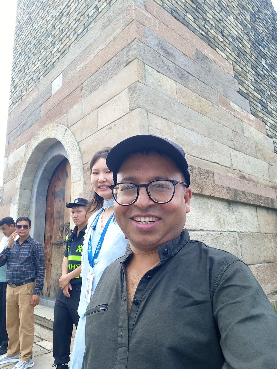 ट्विटर खुइलियोस् कि मौलाओस्
काम लागेकै छ बेला-बेला
कुरा अनि यस्तै
झ्याउरे फोटा टाँस्न