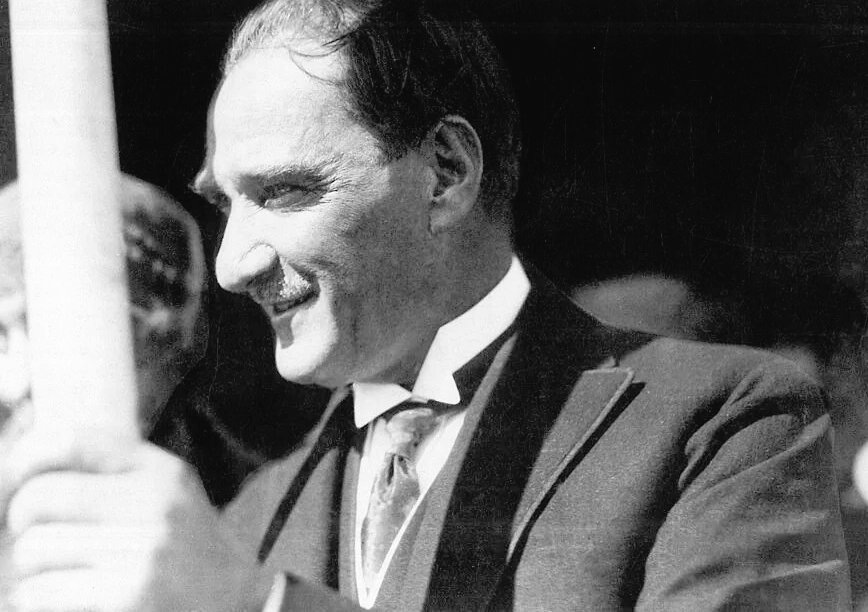 "Hayatta musiki lâzım değildir. Çünkü hayat musikidir.

Musiki ile alâkası olmayan mahlûkat insan değildir. Eğer mevzubahis olan hayat insan hayatı ise, musiki behemehâl (her hâlde) vardır. (...) 

Musiki hayatın neşesi, ruhu, süruru (sevinci) ve her şeyidir."