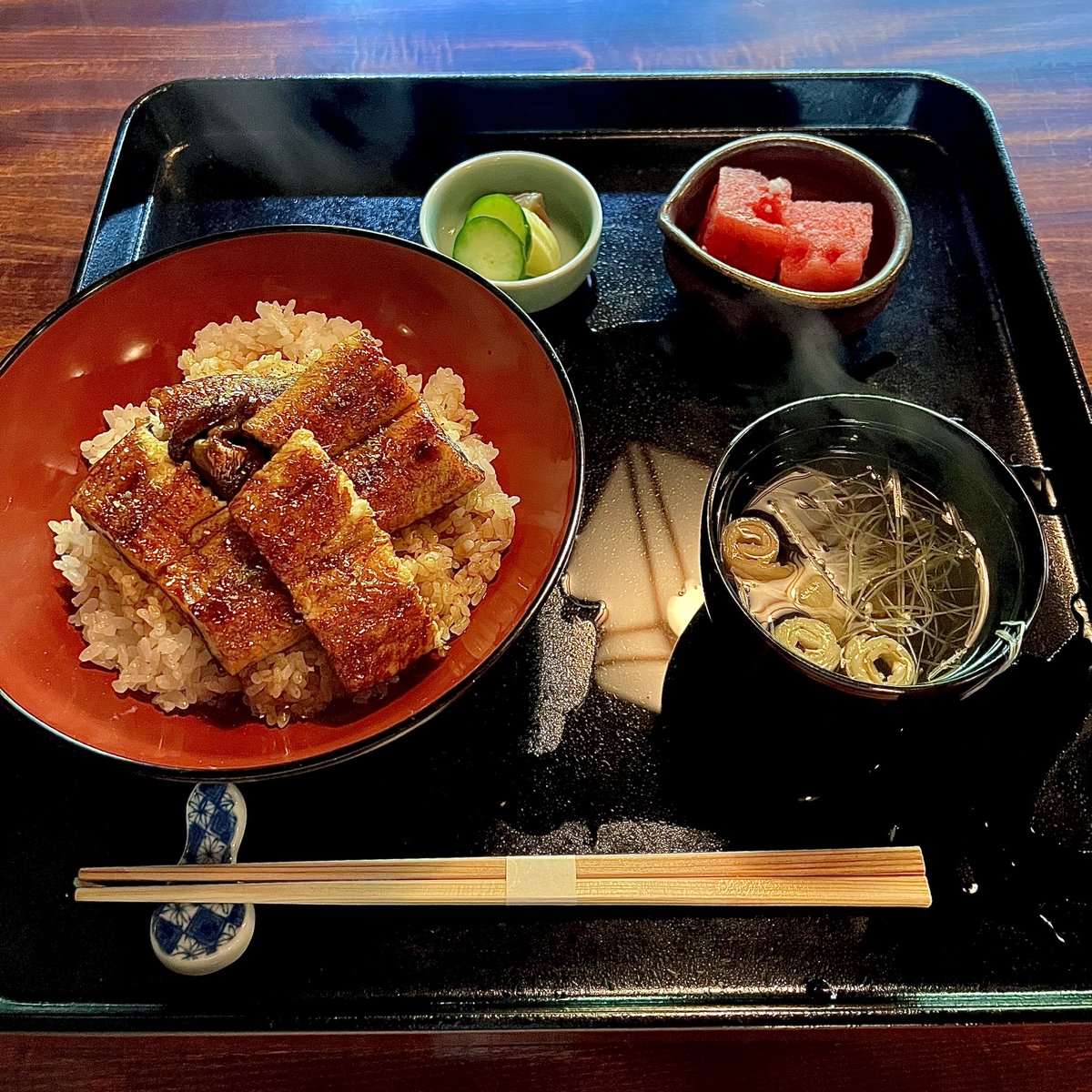 印刷所からの帰路、米子市彦名町にある「御手打ちそば やま本」で昼食。カウンター席に案内され、夏場に登場する鰻丼を（2500円）楽しむ。

お膳に配された鰻丼や肝吸い、香の物にスイカといった食欲そそる美しい彩り。蒲焼ならではのスモーキーでパリッと香ばしい皮目とふわふわの身の鰻丼を堪能。