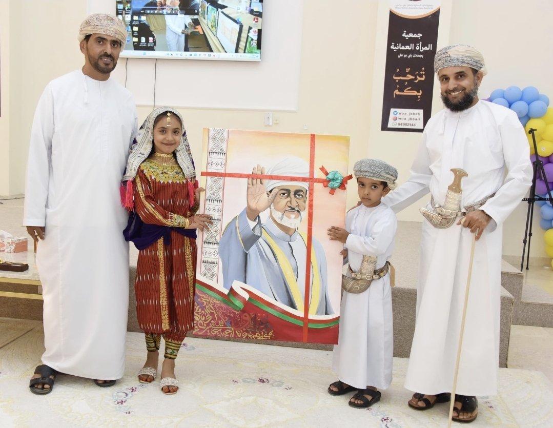 بكل فخر وامتنان،
لا يسعنا إلا أن نرفع أسمى آيات الشكر والعرفان إلى سعادة الشيخ محمد بن حميد الغابشي، والي #جعلان_بني_بوعلي، على ما قدمه من جهود مخلصة وعطاء مستمر في خدمة الولاية وأبنائها طوال فترة توليه.
لقد كان مثالًا للقائد الحكيم، والإداري الناجح، والرجل القريب من الناس، لا