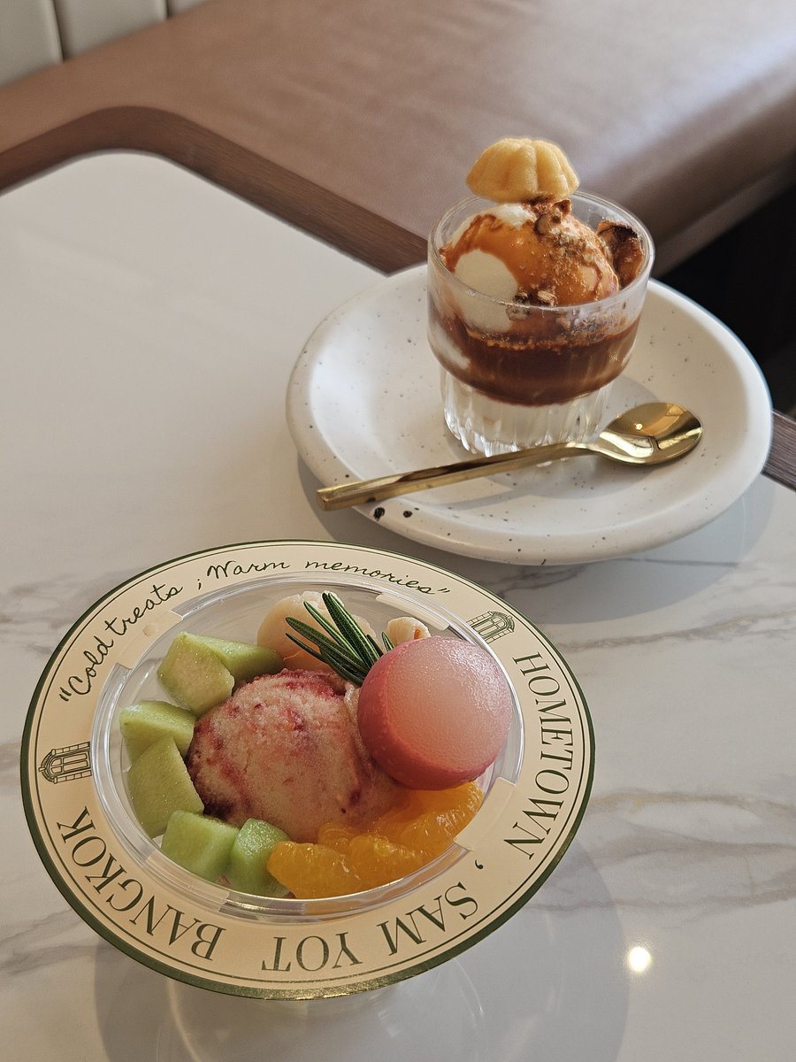 Hometown Gelato &amp; Coffee
เปิด-ปิด: 9.00-18.00 ปิดวันพุธ
อยู่ในย่านสามยอด ใกล้สถานี MRT สามยอด
ขนมน่ารัก ไอติมอร่อย เรากินเมนุ Singnature เจลาดต้ส้มฉุน สดชื่นมาก!!! แนะนำนำเลย;)

<a href="/aroii/">@aroii บอกต่อ</a>  <a href="/aroiipaiadk/">รีวิวอร่อยไปแดก🌦️</a> <a href="/kin24hrs/">กิน24ชั่วโมง</a>
<a href="/hungrybearrrr/">หมีหิว - รีวิว🐻‍❄️</a> <a href="/Cafehoppingsg/">Cafehoppingsg</a>