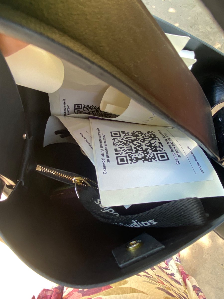 Денес бев поканета од Сител ТВ да снимам прилози за моите иницијативи.
Отидов порано во обиколка на паркот за да проверам  од кои скулптури ги одлепиле налепниците со QR кодови.

Сите налепници беа извадени..

Дечки… од секој QR код имам 100 копии и верувајте јас сум преупорна