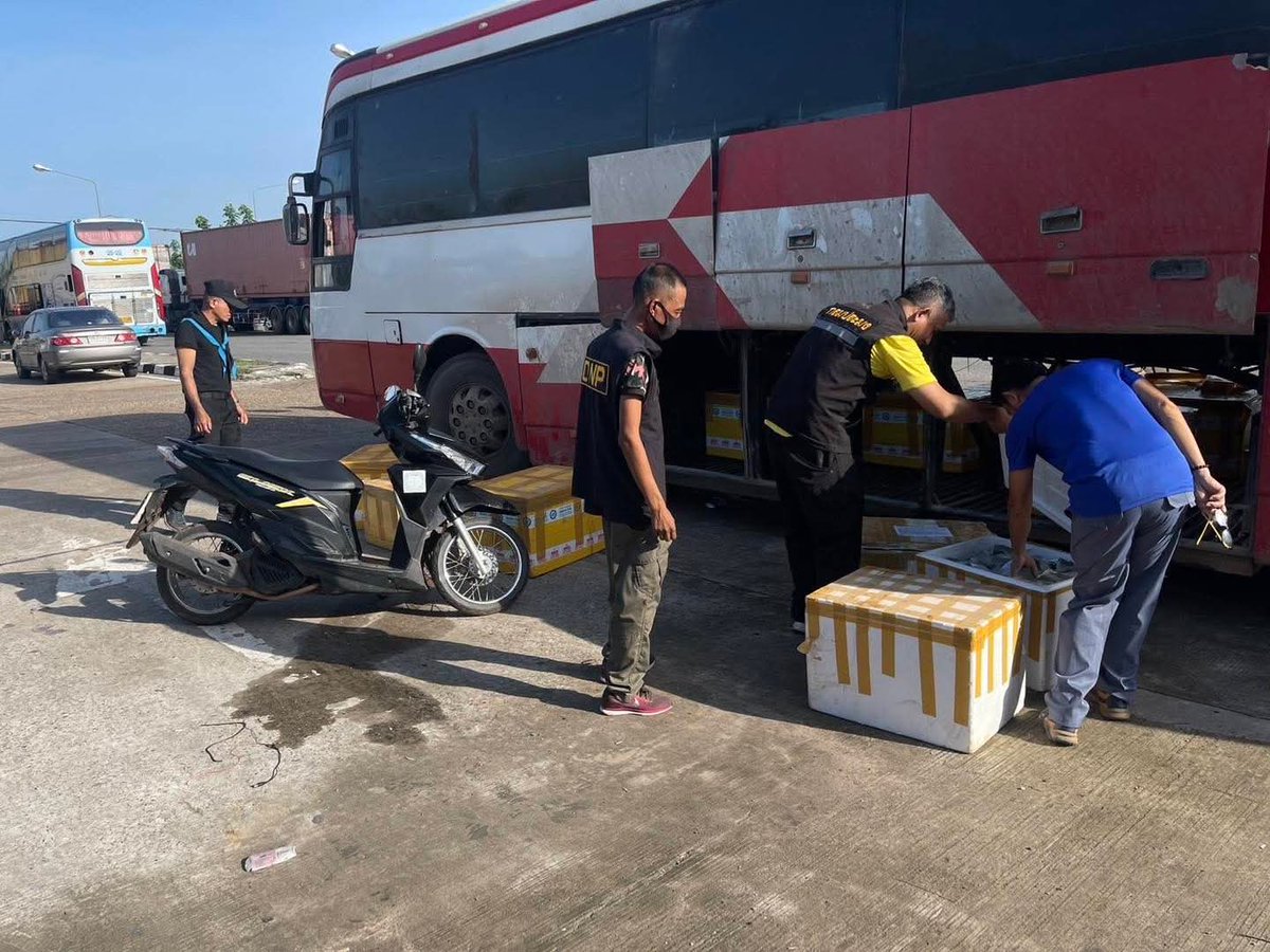🇹🇭  ยึดสินค้าไม่ผ่านกรรมวิธีศุลกากรคาด่านพรมแดนมิตรภาพไทย-ลาวแห่งที่ 2  🇹🇭 

#กรมทหารพรานที่21 จัดกำลังพลปฏิบัติงานด่านพรมแดนมิตรภาพไทย-ลาวแห่งที่ 2 ร่วมกับเจ้าหน้าที่ ศุลกากร,กรมประมง,สรรพสามิต,ร้อย.ตชด.234 เข้าตรวจค้นรถยนต์โดยสารระหว่างประเทศ มาจากฝั่ง สปป.ลาว
