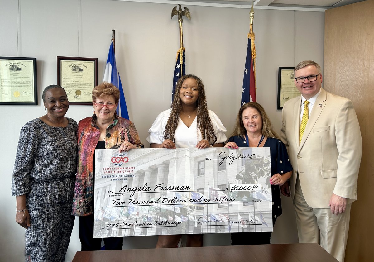 Congrats to Summit County’s Angela Freeman on receiving the 2025 Ohio Counties Scholarship! A grad of St. Vincent–St. Mary HS, Angela plans to become a Public Defender. She was recognized by County Exec. Shapiro and Council Pres. Darrow. 🎓👏