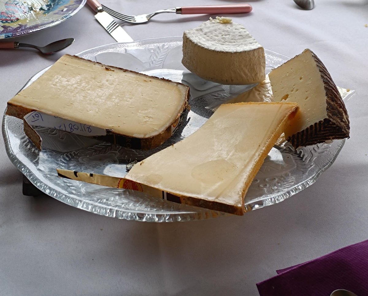Aquí después de comer se come siempre queso. Me he equivocado de país al nacer 🇫🇷