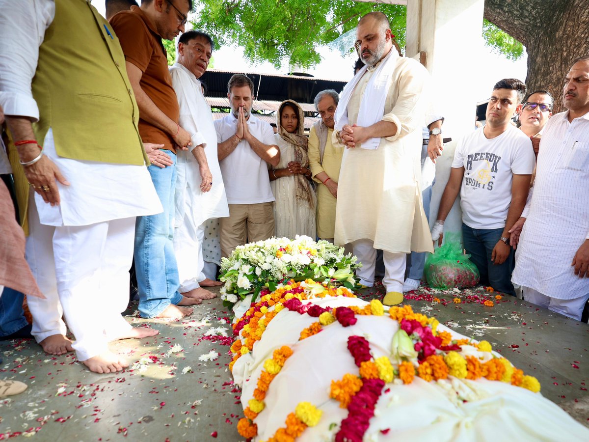Congress (@incindia) on Twitter photo नेता विपक्ष श्री <a href="/RahulGandhi/">Rahul Gandhi</a> ने पूर्व राज्यपाल सत्यपाल मलिक जी को श्रद्धांजलि अर्पित कर अंतिम विदाई दी।
सत्यपाल मलिक जी को पूरा देश एक ऐसे निडर योद्धा के रूप में याद रखेगा- जिन्होंने सच का साथ दिया और देश के प्रति अपनी जिम्मेदारी निभाई।
नमन 🙏 नेता विपक्ष श्री <a href="/RahulGandhi/">Rahul Gandhi</a> ने पूर्व राज्यपाल सत्यपाल मलिक जी को श्रद्धांजलि अर्पित कर अंतिम विदाई दी।
सत्यपाल मलिक जी को पूरा देश एक ऐसे निडर योद्धा के रूप में याद रखेगा- जिन्होंने सच का साथ दिया और देश के प्रति अपनी जिम्मेदारी निभाई।
नमन 🙏