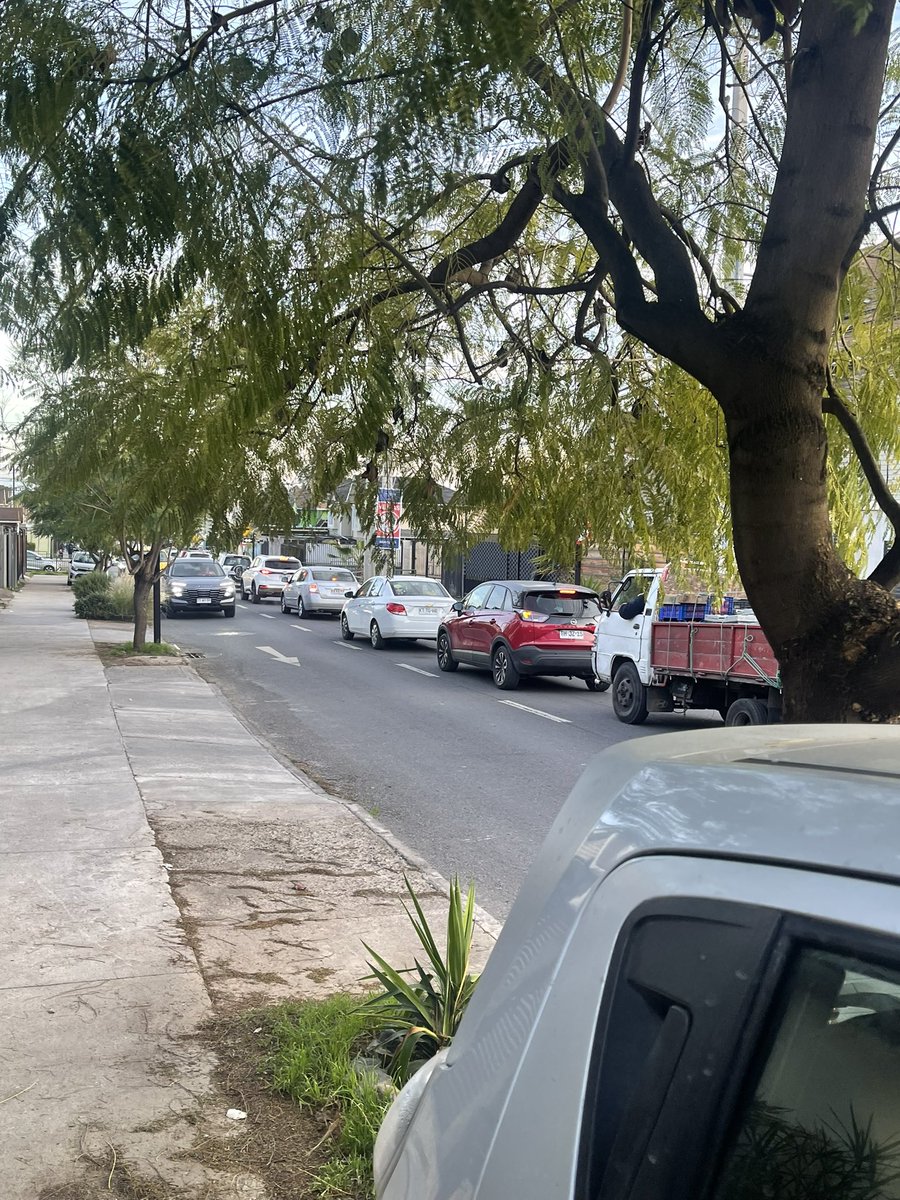 Kotestyle's tweet photo. Cardenal Oviedo gracias al semáforo de 3 tiempos y a la sobrepoblación de casas y dptos @mpuentealto @matiastoledoh taco de más de 5 calles https://t.co/UaupQWrCqB