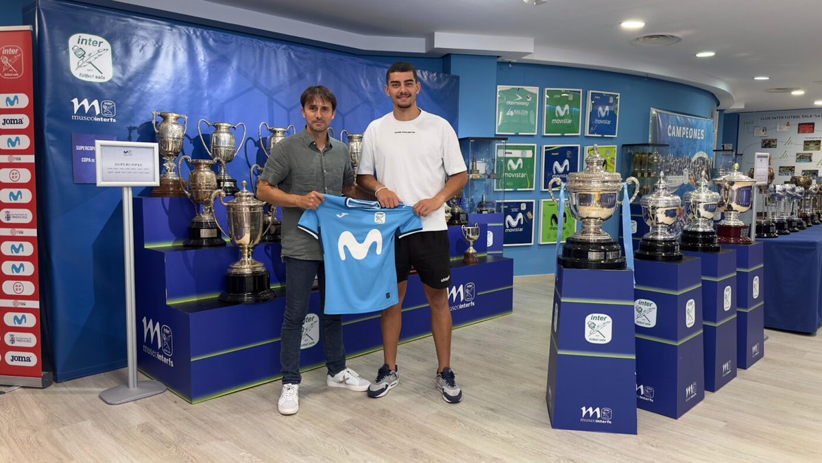 La Academia Movistar Inter F.S. (@academiainterfs) on Twitter photo 💙 Óscar Delgado, nuevo refuerzo para la portería de Movistar Inter FS 'B'.
🧤 El guardameta llega procedente de <a href="/GaldarFS/">GáldarFútbolSala</a>, escuadra con la que disputó el playoff de ascenso a Segunda División la pasada campaña.
🗞️ intermovistar.com/2025/08/06/osc…📌
#MovistarInterFS #InteristaSoy💚💙 💙 Óscar Delgado, nuevo refuerzo para la portería de Movistar Inter FS 'B'.
🧤 El guardameta llega procedente de <a href="/GaldarFS/">GáldarFútbolSala</a>, escuadra con la que disputó el playoff de ascenso a Segunda División la pasada campaña.
🗞️ intermovistar.com/2025/08/06/osc…📌
#MovistarInterFS #InteristaSoy💚💙