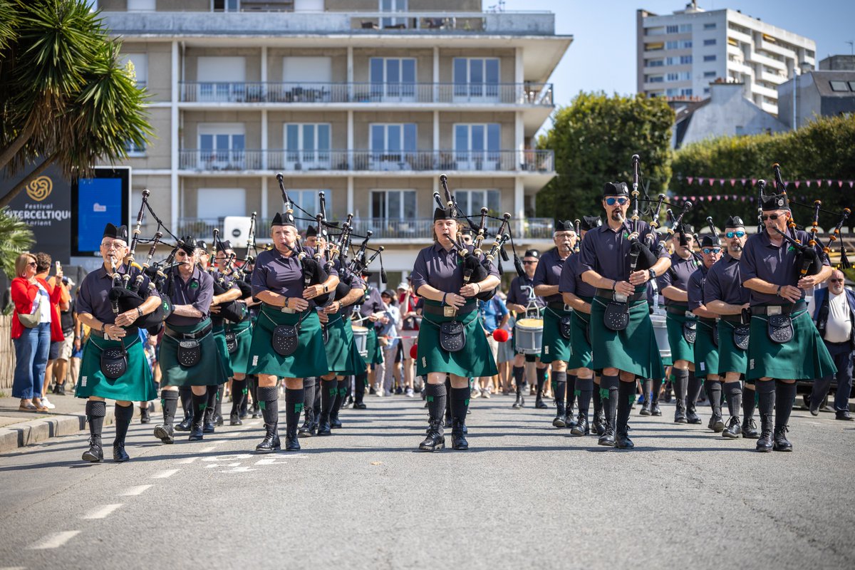 Festival Interceltique de Lorient | #interceltique25 
🙌 Place au Hugh O'Conor Memorial Pipe Band
🍀 De l'Arizona à l'Irlande, ils ont fièrement porté leurs couleurs dans les rues de #Lorient
🥁 Et partagé leur amour de la musique &amp; de la culture celtique