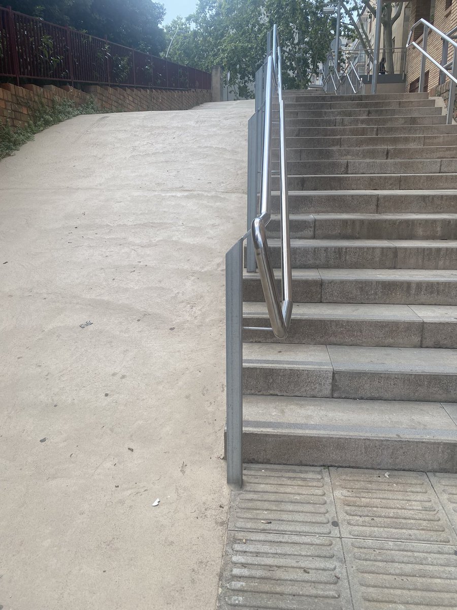 Salgo de la visita médica del traumatólogo en Vall Hebrón y no sé cuál de las dos opciones es peor. 

La antítesis de la accesibilidad en una foto