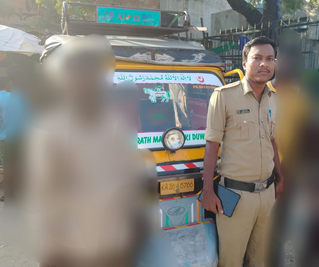 112 Ballari (@112ballari) on Twitter photo 06-08-2025 ರಂದು ಬಳ್ಳಾರಿ ಜಿಲ್ಲೆಯ ಕಂಪ್ಲಿ ಪೊಲೀಸ್ ಠಾಣಾ ವ್ಯಾಪ್ತಿಯ ಬಸ್ ನಿಲ್ದಾಣದ ಹತ್ತಿರ ಕಲಹವಾಗುತ್ತಿರುವ ಬಗ್ಗೆ 112 ಗೆ ಕರೆ ಬಂದಿದ್ದು, ERSS-112 ಸಿಬ್ಬಂದಿಗಳು ಕೂಡಲೇ ಸ್ಥಳಕ್ಕೆ ಭೇಟಿ ನೀಡಿ,ಸೂಕ್ತ ತಿಳುವಳಿಕೆಯನ್ನು ನೀಡಿ, ಸಮಸ್ಯೆಯನ್ನು ಸ್ಥಳದಲ್ಲಿ ಬಗೆಹರಿಸಿರುತ್ತಾರೆ.<a href="/112Karnataka/">112Karnataka</a> <a href="/BallariSp/">SP Ballari</a> 06-08-2025 ರಂದು ಬಳ್ಳಾರಿ ಜಿಲ್ಲೆಯ ಕಂಪ್ಲಿ ಪೊಲೀಸ್ ಠಾಣಾ ವ್ಯಾಪ್ತಿಯ ಬಸ್ ನಿಲ್ದಾಣದ ಹತ್ತಿರ ಕಲಹವಾಗುತ್ತಿರುವ ಬಗ್ಗೆ 112 ಗೆ ಕರೆ ಬಂದಿದ್ದು, ERSS-112 ಸಿಬ್ಬಂದಿಗಳು ಕೂಡಲೇ ಸ್ಥಳಕ್ಕೆ ಭೇಟಿ ನೀಡಿ,ಸೂಕ್ತ ತಿಳುವಳಿಕೆಯನ್ನು ನೀಡಿ, ಸಮಸ್ಯೆಯನ್ನು ಸ್ಥಳದಲ್ಲಿ ಬಗೆಹರಿಸಿರುತ್ತಾರೆ.<a href="/112Karnataka/">112Karnataka</a> <a href="/BallariSp/">SP Ballari</a>