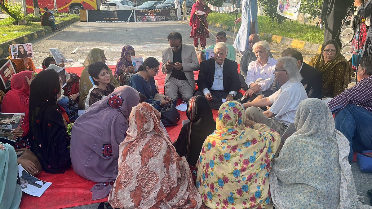 22nd day of Baloch families camp. HRCP delegation visits camp.

#ReleaseBYCLeaders
#EndEnforcedDisappearances