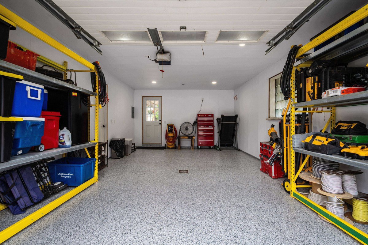 surfaces_inc's tweet image. Say goodbye to stained, dusty garage floors! 👋 Our high-performance epoxy coatings offer incredible durability, resistance to chemicals and spills, and a showroom shine. Plus, they're so #EasyToClean!