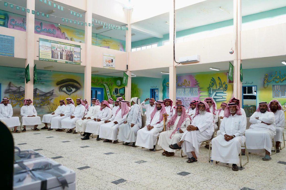 اطلع مدير عام #تعليم_حائل على البرامج الترفيهية والتوعوية والتعليمية المقدمة للمستفيدين في مراكز الحملة الصيفية لمحو الأمية، والتي تضمنت أنشطة ترفيهية هادفة تسهم في تعزيز التفاعل، وتوفير بيئة تعليمية جاذبة تدعم اكتساب المهارات الأساسية بروح من المتعة والتحفيز.