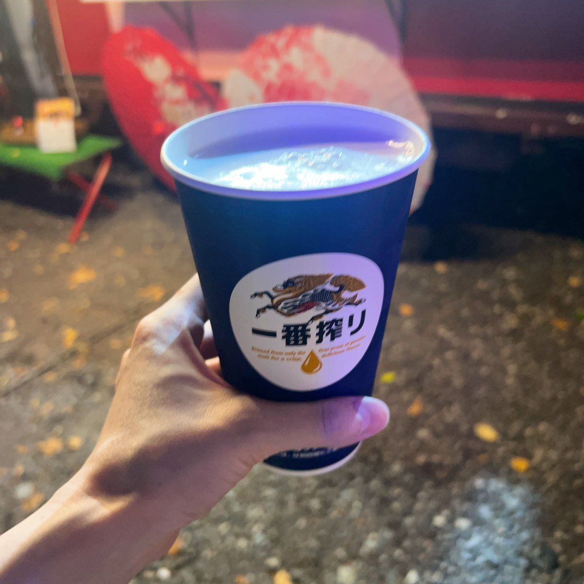 近所で大きめのお祭りがあるとのことでのぞいてきた、たくさんお酒飲めたのが嬉しくてほくほくしてる  お祭りで飲むお酒とつまむご飯ってなんであんなうきうきするんだろうか