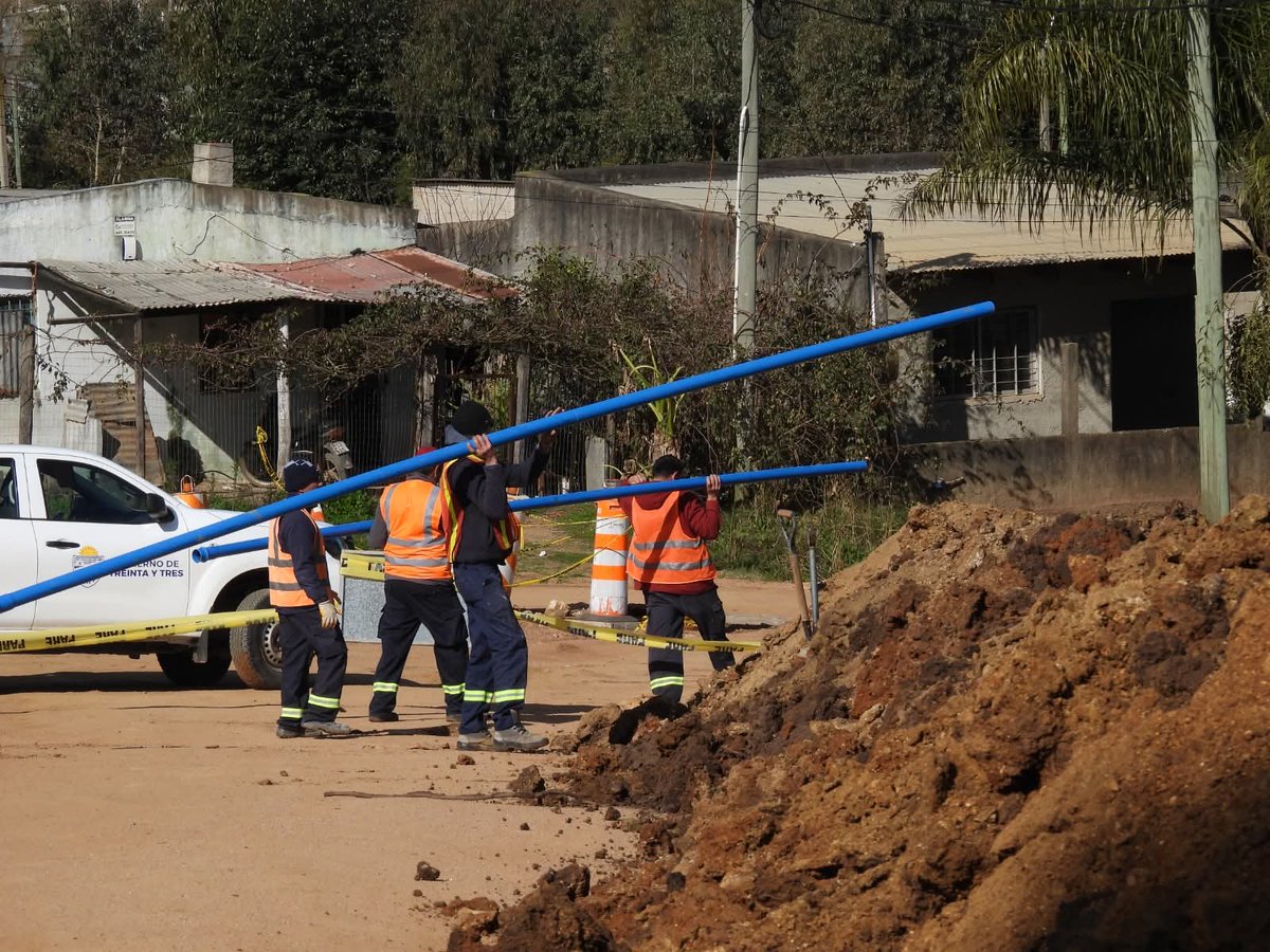 comuna33's tweet image. Gobierno de Treinta y Tres, trabaja junto a OSE para dotar de agua potable al Plan Avanzar, actualmente en construcción.

#GobiernodeTreintayTres