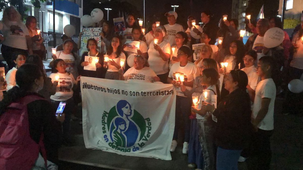 🚨Grupo parapolicial agrede a madres que exigían justicia frente al TSJ

<a href="/SurgentesDDHH/">SurGentes</a> denunció que el contingente de la PNB y del GAES que custodiaba la zona se retiró antes de la llegada de un grupo armado que arremetió contra la vigilia

📰Más detalles goo.su/UHSYYc