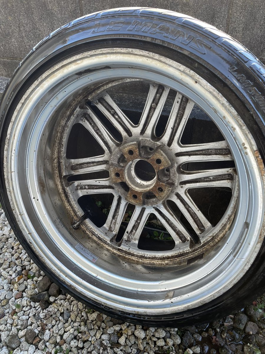 買い手募集 
※拡散希望

ヴィエナノーブル  9.5J+15計2本
センターキャップ 無し
タイヤは使えないと思います
内側、外側ガリ傷有り
若干の歪みも有り  ドリケツ用

値段は5000円