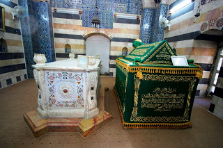 Şam'dan bahsedildiğinde Filistin, Filistin'den bahsedildiğinde Kudüs, Kudüs'ten bahsedildiğinde Mescid-i Aksa, Mescid-i Aksa'dan bahsedildiğinde ise Tikrit'teki beşiğinden Şam'daki mezarına kadar cihat eden Selahaddin Eyyubi hatırlanır.