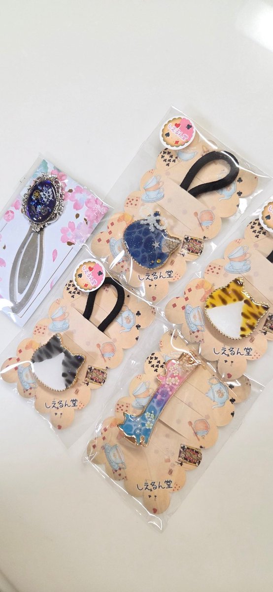 #クラマケ07戦利品

だいすきなしえるんさん🌈のねこちゃんヘアゴム🐱🩷
もうね、毎日愛用してるー🐱🩷✨

お客さんにお土産でも喜ばれるし🩷しえるんさんが出店してると毎回買ってしまぅ🩷🐱

猫櫻堂さんの作品も🫰✨