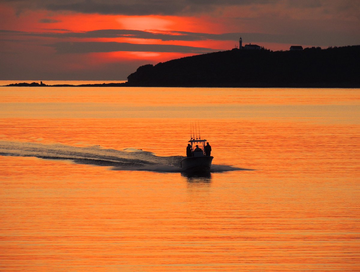 The last boat coming into the harbour before total darkness sets in. Everyone is safe again and all the boats are accounted for.