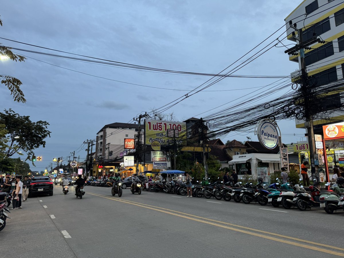 清迈大学后门夜市，不知不觉在清迈已经待了两个月。这边租公寓 2k 左右一个月，在夜市这种日常吃饭的地方，8-15块一顿饭，有主食有菜有肉，就是分量只能吃个八九分饱，5块钱能买一大串本地香蕉🍌之前久坐不运动长的大肚子已经平了🙂