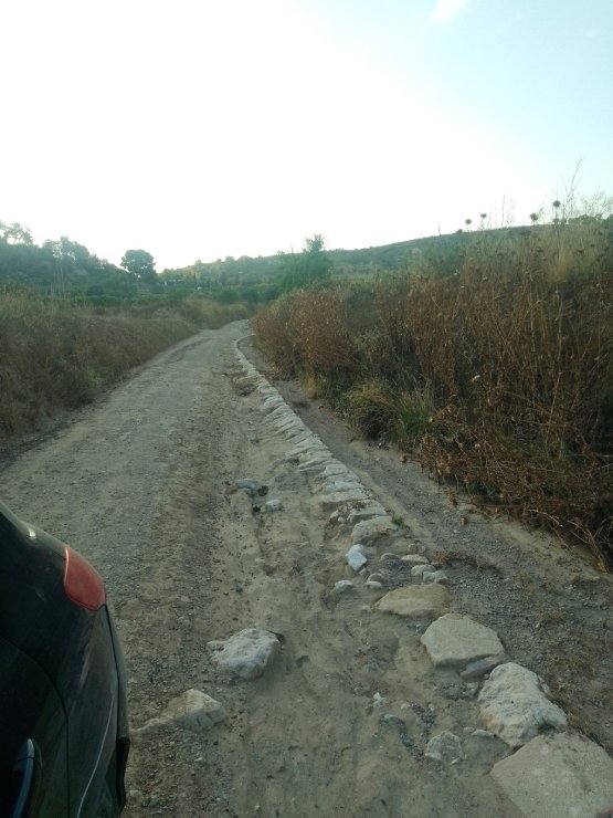 📜'L’episodi de pluges de la DANA fa aflorar un antic camí empedrat de traçat medieval a Vilafranca del Penedès'.  Més informació a elcargol.com.