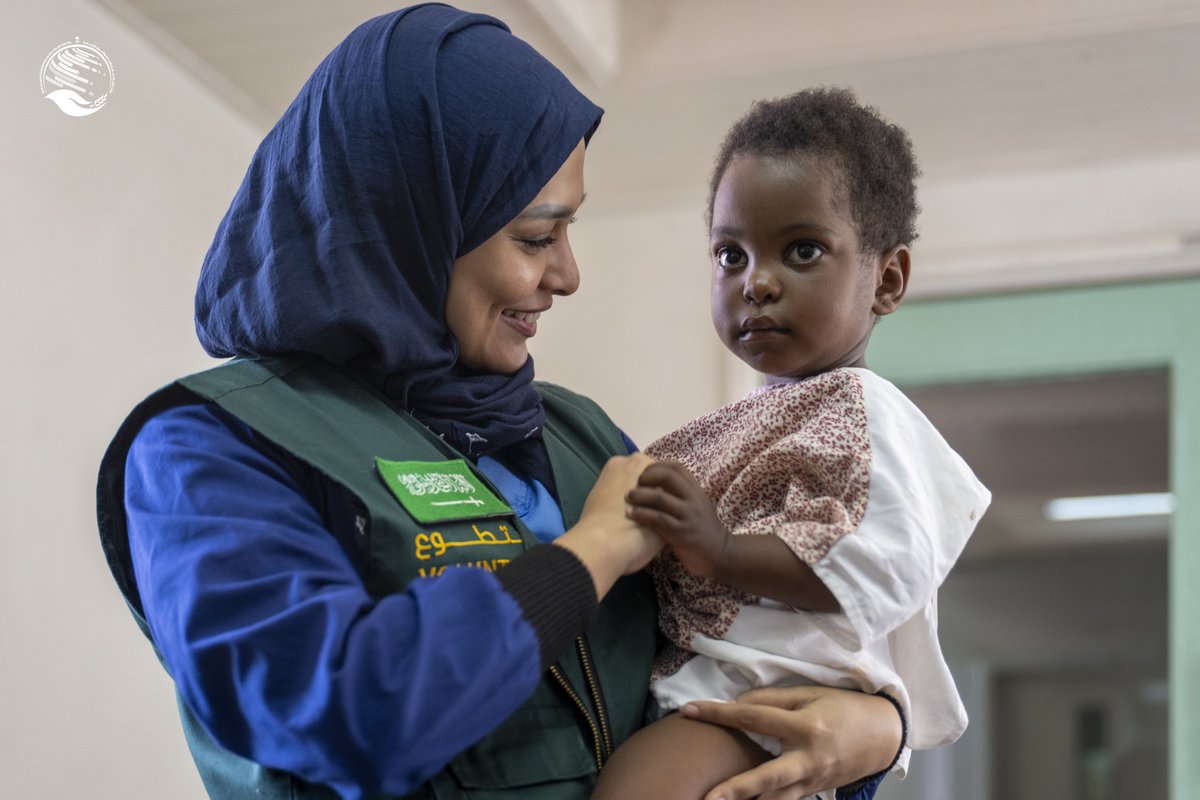 نرعاهم ونمد لهم يد من حنان ورفق 
نحو الأمل الذي يرجونه في القادم من أيامهم 

#عدسة_الإنسانية