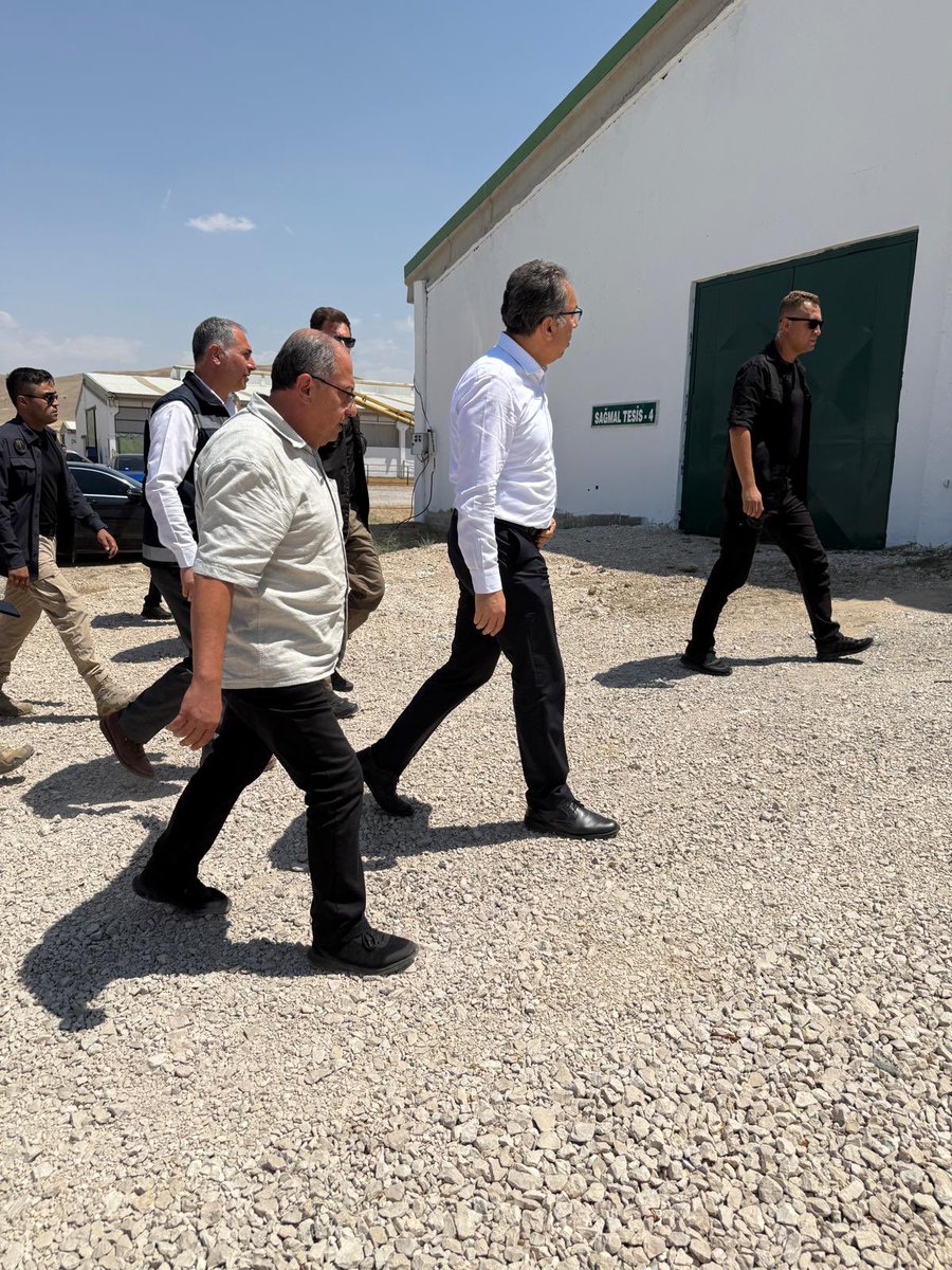 Tuşba İlçe Tarım ve Orman Müdürlüğü (@tusbatarimorman) on Twitter photo Tarım ve Orman Bakan Yard.Dr. Ahmet Gümen, ilçemize bağlı hayvancılık işletmeleri ile Et ve Süt Kurumu tesisini ziyaret etti.
Yapmış oldukları ziyaret için Sayın Bakan Yardımcımıza teşekkür ederiz 🐄 📈
<a href="/TCTarim/">T.C. Tarım ve Orman Bakanlığı</a> <a href="/tcvanvaliligi/">T.C. Van Valiliği 🇹🇷</a> <a href="/KaymakamlTusba/">Tuşba Kaymakamlığı</a> <a href="/trgyssmn/">Turgay ŞİŞMAN</a> <a href="/bulentveziroglu/">Bülent VEZİROĞLU</a> Tarım ve Orman Bakan Yard.Dr. Ahmet Gümen, ilçemize bağlı hayvancılık işletmeleri ile Et ve Süt Kurumu tesisini ziyaret etti.
Yapmış oldukları ziyaret için Sayın Bakan Yardımcımıza teşekkür ederiz 🐄 📈
<a href="/TCTarim/">T.C. Tarım ve Orman Bakanlığı</a> <a href="/tcvanvaliligi/">T.C. Van Valiliği 🇹🇷</a> <a href="/KaymakamlTusba/">Tuşba Kaymakamlığı</a> <a href="/trgyssmn/">Turgay ŞİŞMAN</a> <a href="/bulentveziroglu/">Bülent VEZİROĞLU</a>