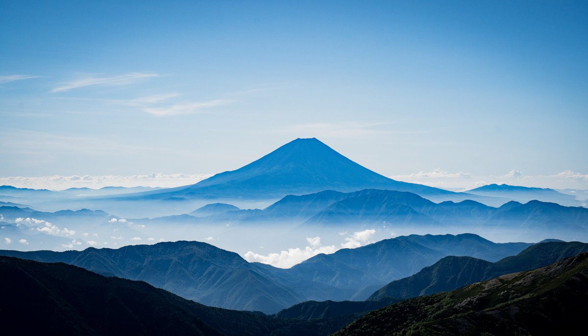 塩見岳　27km2450↑↓
林道から始まり登山口へ、ひたすら登りを我慢し気がつくと三伏峠…！ここからは森林限界を行ったり来たりしながら緩やかな道を進み最後ガッと登って塩見岳へ！
展開も飽きないですし正に南アルプスといった山…！
素晴らしいのが景色、塩見登り切ると見えるそれは南で一番好き🥰