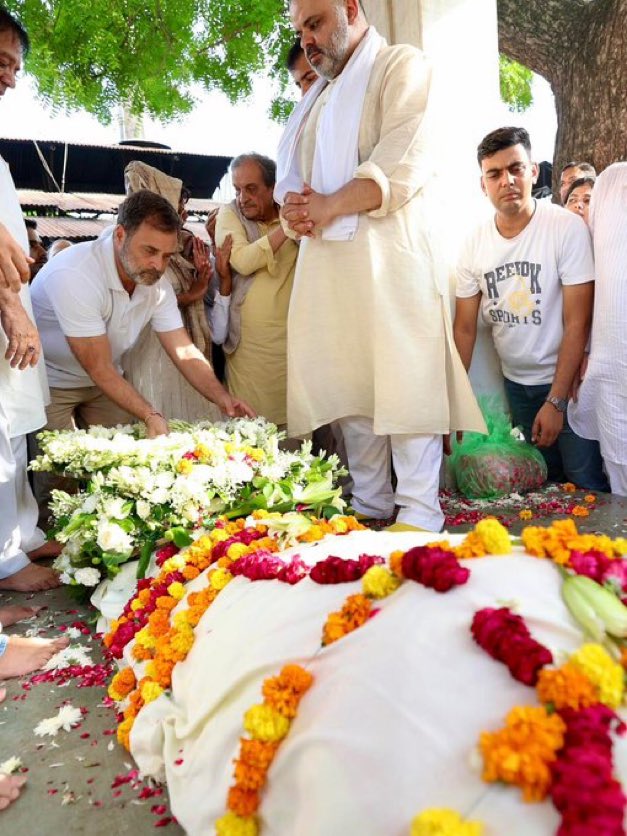 Supriya Shrinate (@supriyashrinate) on Twitter photo नेता विपक्ष <a href="/RahulGandhi/">Rahul Gandhi</a> जी ने पूर्व राज्यपाल सत्यपाल मलिक जी को अंतिम विदाई दी
सत्यपाल मलिक जी किसानों की सशक्त आवाज़ के लिए और बेबाक हो कर सच बोलने के लिए सदैव याद किए जाएँगे
श्रद्धांजलि 🙏 नेता विपक्ष <a href="/RahulGandhi/">Rahul Gandhi</a> जी ने पूर्व राज्यपाल सत्यपाल मलिक जी को अंतिम विदाई दी
सत्यपाल मलिक जी किसानों की सशक्त आवाज़ के लिए और बेबाक हो कर सच बोलने के लिए सदैव याद किए जाएँगे
श्रद्धांजलि 🙏