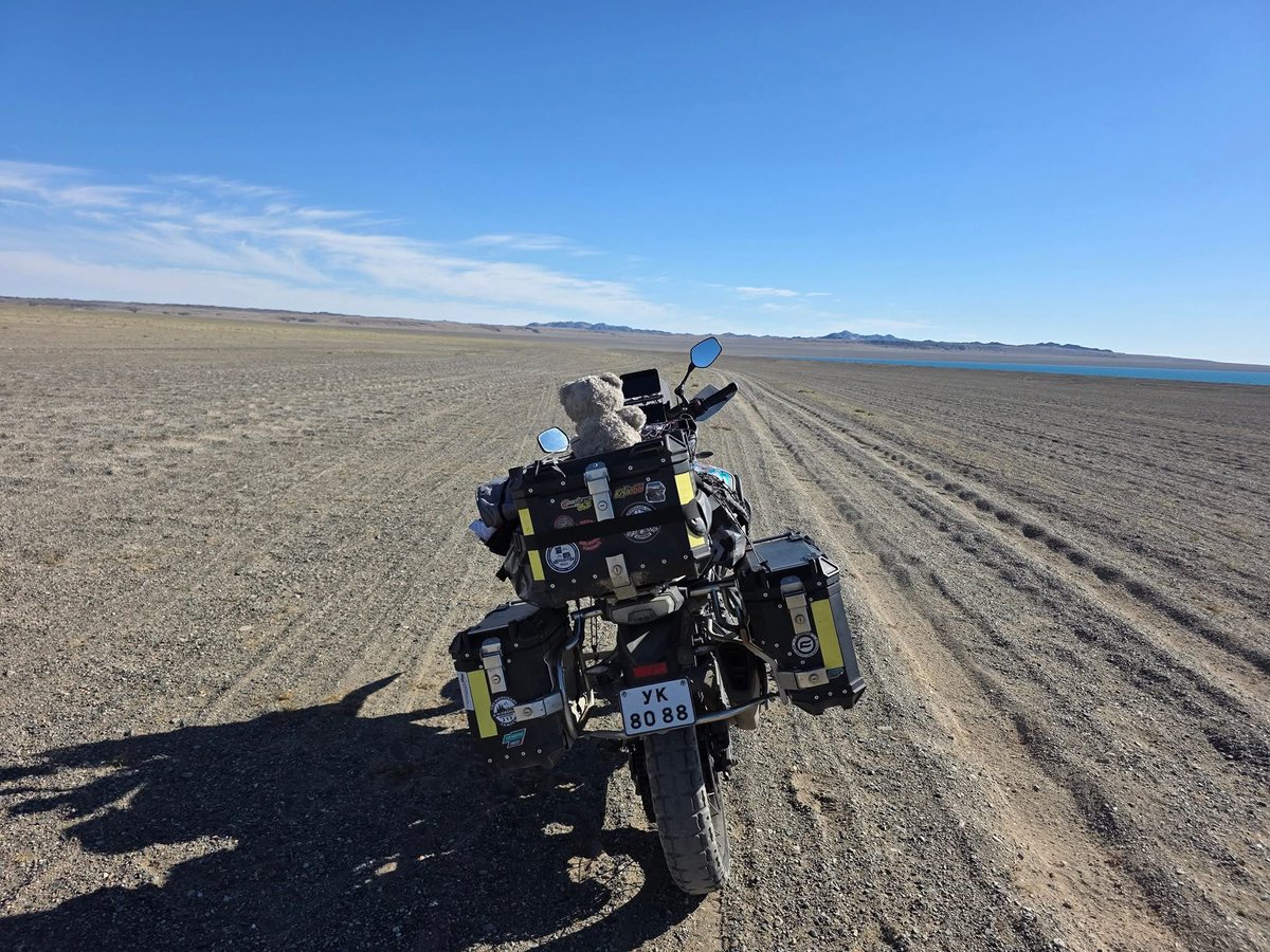 Хэцүү хадруу уулаа дагаж явах уу?
Нуураа дагаж явах уу? 
Гялс хариу?
Засмалаас гараад 5км л яваад гар сарвайж байна, яаж 50км явах юм бээээ 😬😬😬