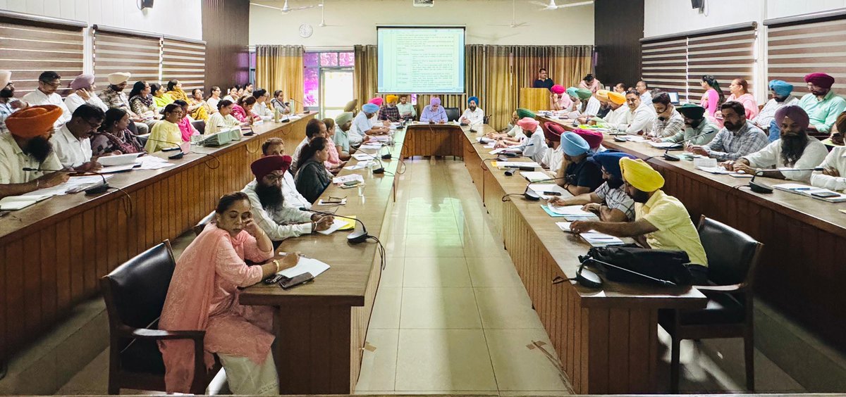 ਅੱਜ ਡਾ. ਖੇਮ ਸਿੰਘ ਗਿੱਲ ਕਿਸਾਨ ਸਲਾਹ ਸੇਵਾ ਕੇਂਦਰ ਹਾਲ ਵਿੱਚ ਪੀ.ਏ.ਯੂ. ਦੇ ਖੋਜ ਅਤੇ ਪਸਾਰ ਮਾਹਿਰਾਂ ਦੀ ਮਹੀਨਾਵਾਰ ਮੀਟਿੰਗ ਹੋਈ | ਇਸ ਮੀਟਿੰਗ ਦੀ ਪ੍ਰਧਾਨਗੀ ਵਾਈਸ ਚਾਂਸਲਰ ਡਾ. ਸਤਿਬੀਰ ਸਿੰਘ ਗੋਸਲ ਨੇ ਕੀਤੀ | ਮੀਟਿੰਗ ਦੌਰਾਨ ਮੌਜੂਦਾ ਸਮੇਂ ਖੇਤੀ ਨੂੰ ਦਰਪੇਸ਼ ਚੁਣੌਤੀਆਂ ਸੰਬੰਧੀ ਨਿੱਠ ਕੇ ਵਿਚਾਰ-ਚਰਚਾ ਹੋਈ|