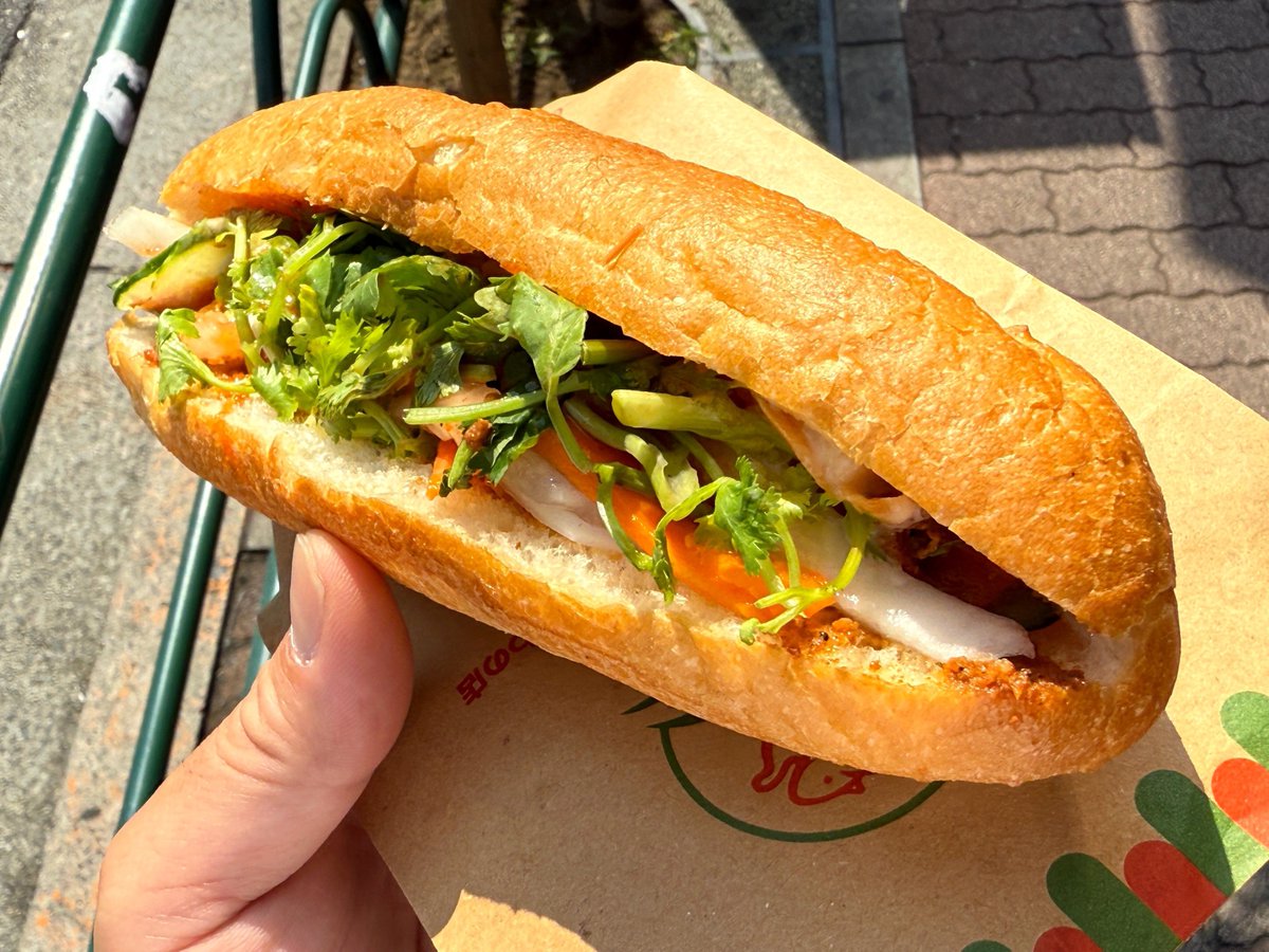 h_gashiyama's tweet photo. 新大久保・大久保通りの業務スーパーの近くらへんにあるバインミー屋
ずっと気になってたんだけど超うまかった

パンがバリッバリ！！そして、中フワで最高のコントラスト！
パンだけで感動するレベル

具材はなますが大きめカットで歯応え◎
タレの味付けがガチ現地な感じで、スパイス使いと味付けが日本のものとは違う！

このクオリティがサクッと食えるの最高！
