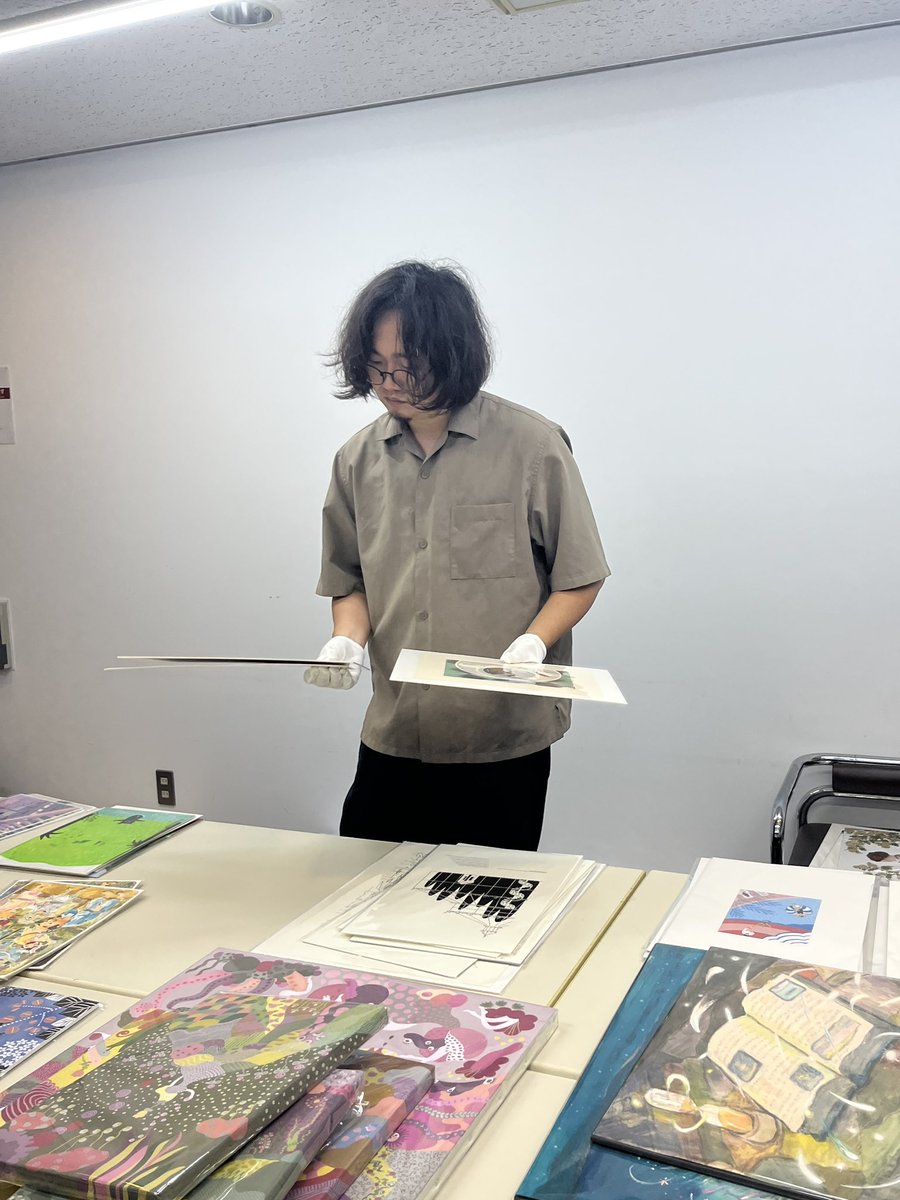 イラストレーション編集部 (@illustration_g) on Twitter photo 本日、イラストレーターのげみさんによるザ・チョイスの審査が行われました!
入選・準入選に選ばれたみなさんには、お電話で結果をお伝えしています。「楽しかったです」と審査を終えたげみさん。審査結果については近日中にウェブレポートの形でillustration magにて公開予定です。お楽しみに! 本日、イラストレーターのげみさんによるザ・チョイスの審査が行われました!
入選・準入選に選ばれたみなさんには、お電話で結果をお伝えしています。「楽しかったです」と審査を終えたげみさん。審査結果については近日中にウェブレポートの形でillustration magにて公開予定です。お楽しみに!