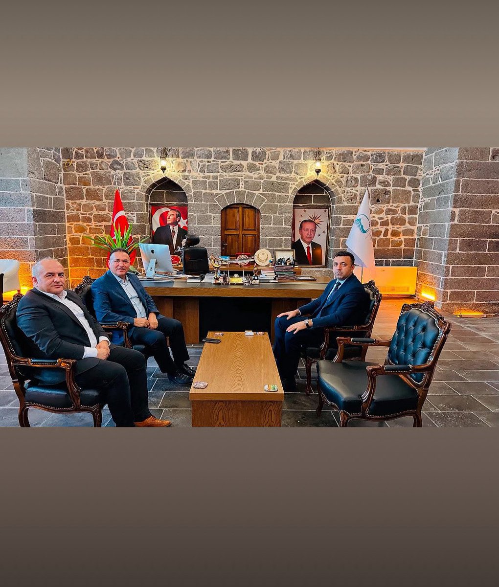 Tarım ve Orman İl Müdürümüz Sn Adil ALAN ve İlçe Müdürümüz Sn Murat ÖDOĞLU, Kaymakamımız Sn Hasan AKBULUT’a hayırlı olsun ziyaretinde bulundular. <a href="/TCTarim/">T.C. Tarım ve Orman Bakanlığı</a> <a href="/Diyarbakirtarim/">Diyarbakır Tarım ve Orman Müdürlüğü</a> <a href="/surkaymakamlik/">Diyarbakır Sur Kaymakamlığı</a> <a href="/murat_odoglu/">Murat ödoğlu</a>