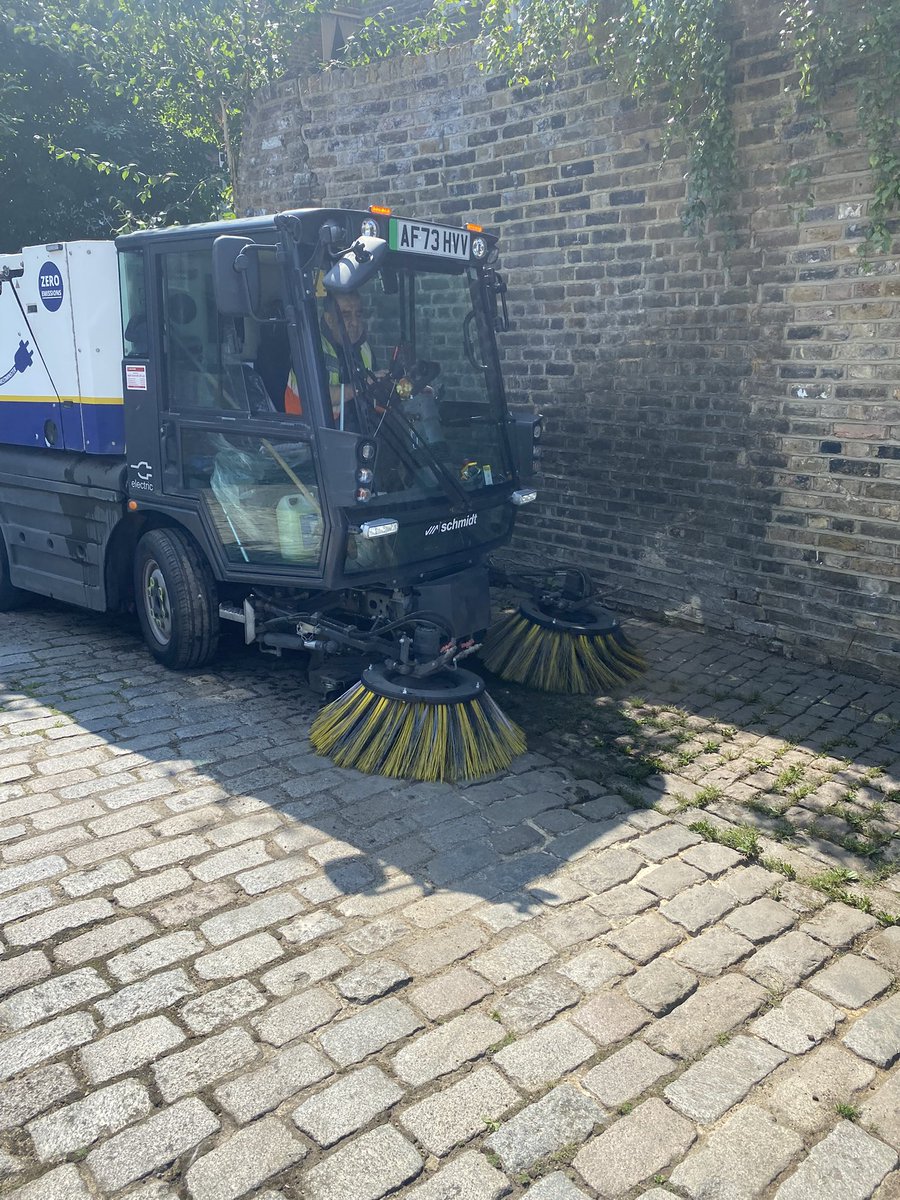 A number of residents in Pindock Mews contacted Melvyn and myself about the abundance of weeds on the cobble stones. We are pleased to have arranged for the Mews to be weeded and cleaned.
#LittleVenice #casework