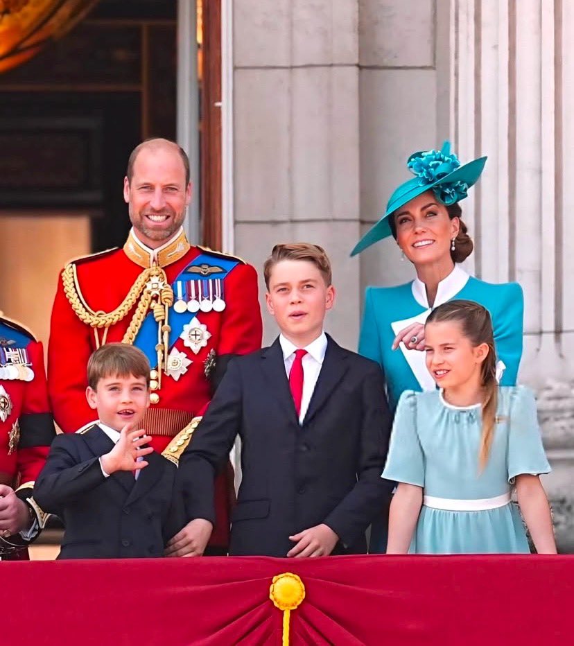 ali508728095623's tweet image. This is what #MEGAflopsMoonbumpsMarkle wanted but had to settle for #HaplessHarry the no longer even spare. #TheFutureOfTheMonarchy #ThankGodWilliamWasFirstBorn #FutureKingAndQueen #TheJewelsInTheCrown