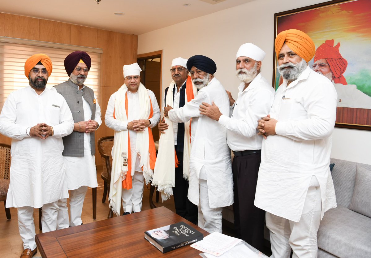 Brijmohan Agrawal (@brijmohan_ag) on Twitter photo आज नई दिल्ली में सिख समुदाय के प्रतिनिधियों के साथ केंद्रीय रेल मंत्री श्री <a href="/AshwiniVaishnaw/">Ashwini Vaishnaw</a> जी से भेंट कर श्री गुरु तेग बहादुर जी के 350वें शहीदी पर्व के पावन अवसर पर रायपुर से विशेष "दर्शन-सिमरन यात्रा ट्रेन" चलाने हेतु आग्रह किया गया।
यह विशेष यात्रा 13 नवम्बर से प्रारंभ होकर आज नई दिल्ली में सिख समुदाय के प्रतिनिधियों के साथ केंद्रीय रेल मंत्री श्री <a href="/AshwiniVaishnaw/">Ashwini Vaishnaw</a> जी से भेंट कर श्री गुरु तेग बहादुर जी के 350वें शहीदी पर्व के पावन अवसर पर रायपुर से विशेष "दर्शन-सिमरन यात्रा ट्रेन" चलाने हेतु आग्रह किया गया।
यह विशेष यात्रा 13 नवम्बर से प्रारंभ होकर